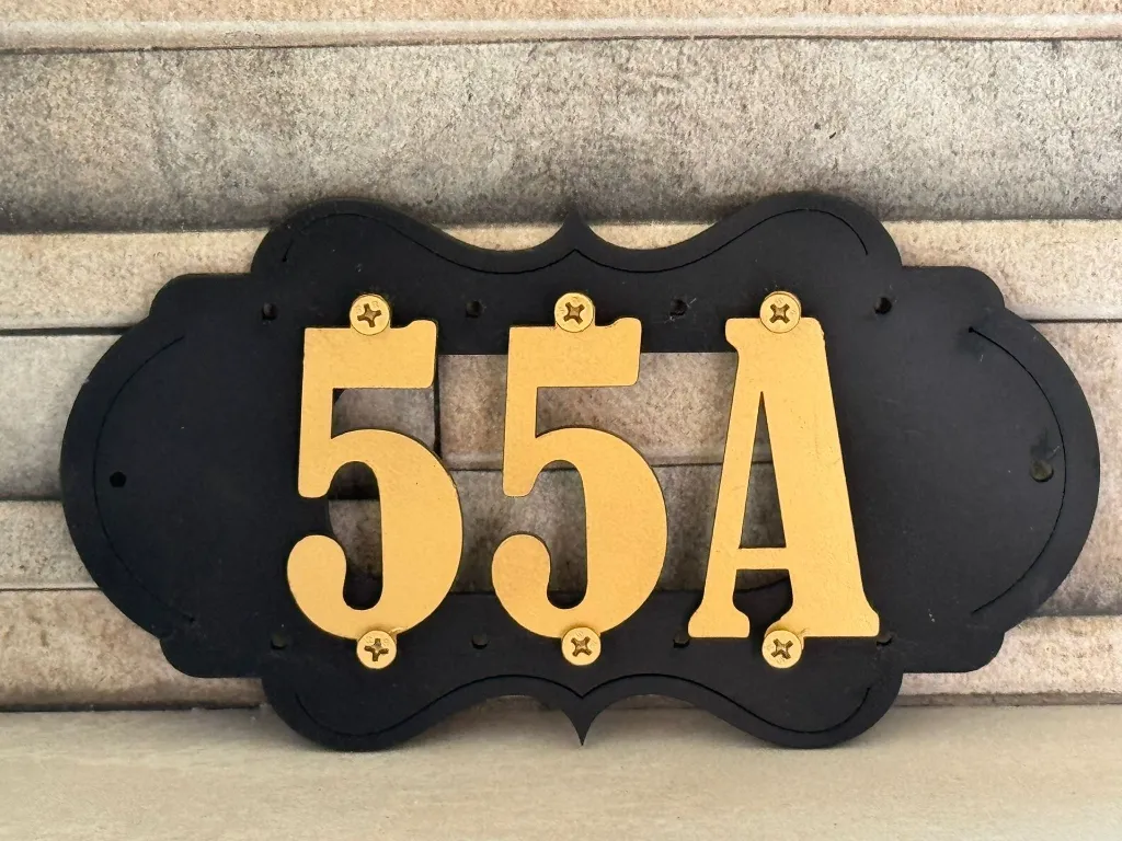 placuta-numar-casa-poarta-metal-negru-mat-cifre-aurii-2.webp