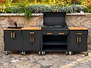 Bucătărie exterioară cu grătar și grădină.webp